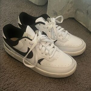 Nike Classic White and Black Gamma Women’s Trainers